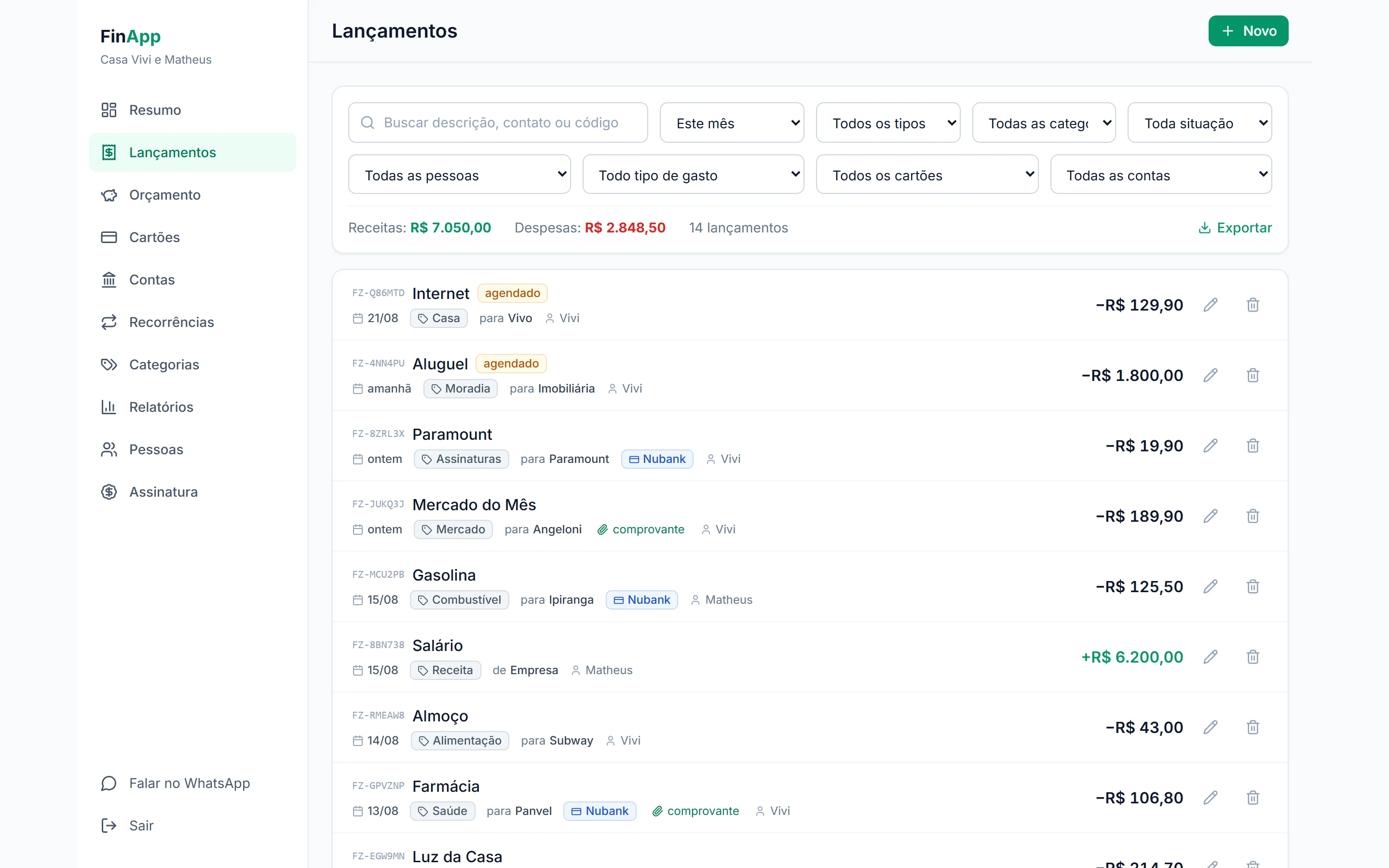 Tela de lançamentos do painel do FinApp, com filtros por período e a lista de gastos do mês
